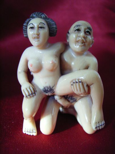 kka3091 Japanese Erotic Ivory Netsuke Couple Knee