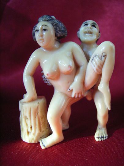 kka3092 Japanese Erotic Ivory Netsuke Couple Stand