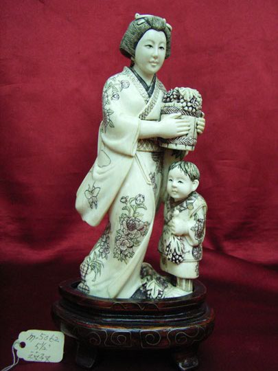 kkm3588 Mammoth Ivory Carving Mom & Boy Grapes