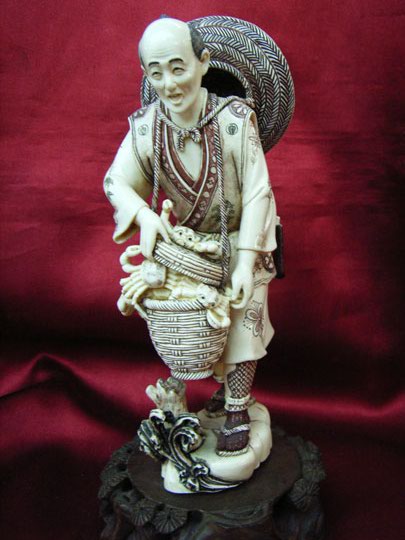 kkm3634 Mammoth Ivory Carving Man catch Crab 6.5"