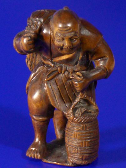 1111419 Wood Boxwood Netsuke Man Carry Fishnet